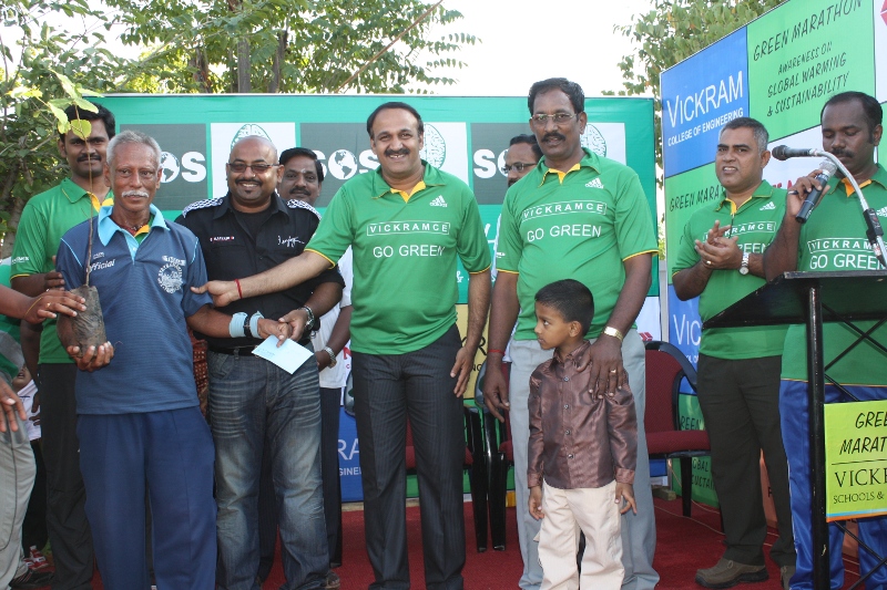 B.Moorthy receiving prize from Mr.S.Kumaravel,Asst. Commissioner of Police,Madurai